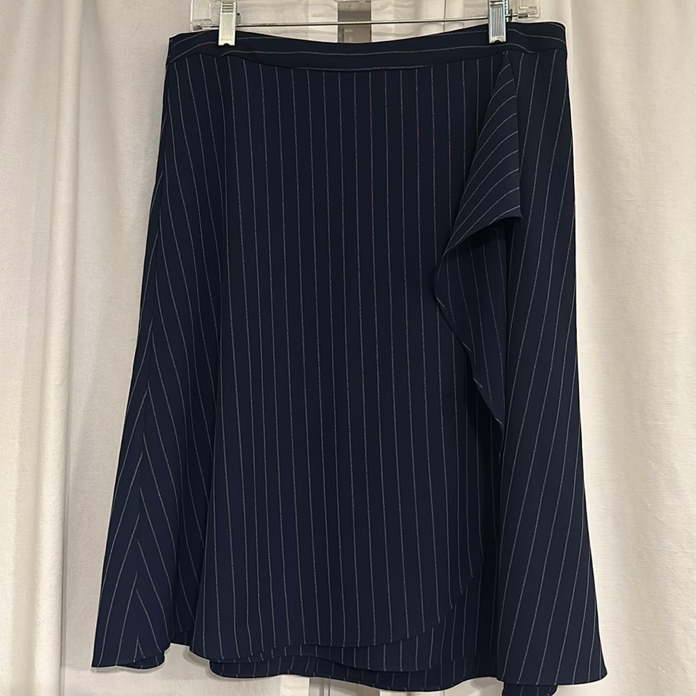 Banana Republic navy blue pinstripe skirt. Size 10.